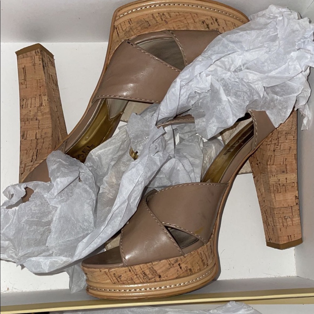 I am selling these brand new Michael Kors shoes. They’ve never be worn.
